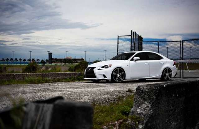 Dögös Lexus IS-sel pörkölnek oda az amerikaiak a németeknek