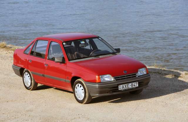 Milyen a 23 éves autó első tulajtól? Opel Kadett E használtteszt