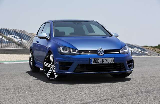 Jön a 300 lovas Golf R - hivatalos képekkel