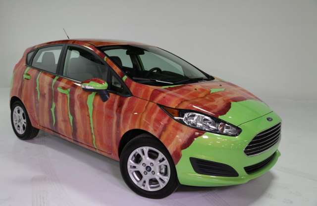 Szalonnába csomagoltak egy Ford Fiestát