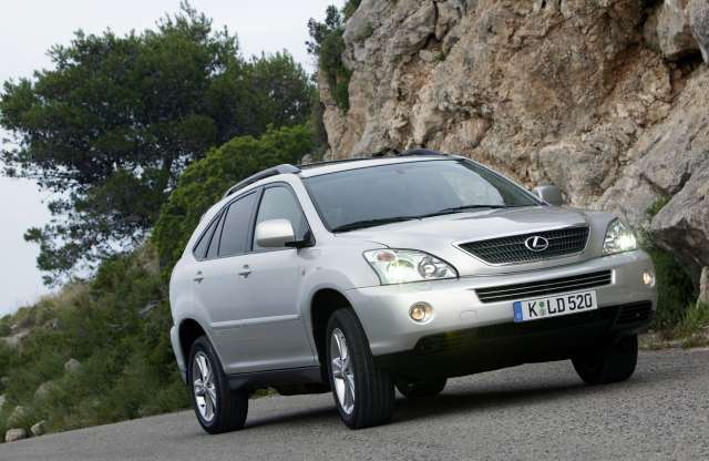 Kétszázezer hibridjét hívja vissza a Lexus
