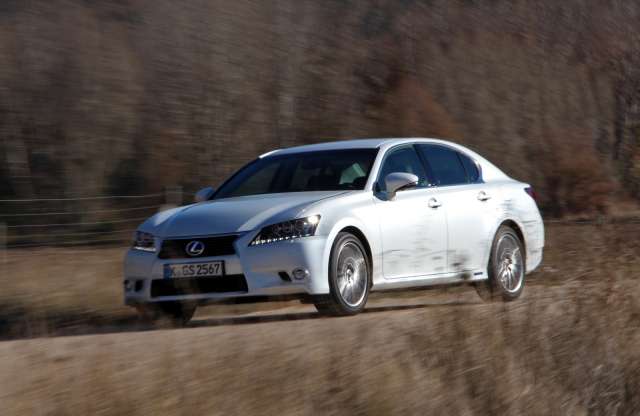 Újabb hibrid a Lexustól. Vezettük a GS 300h-t