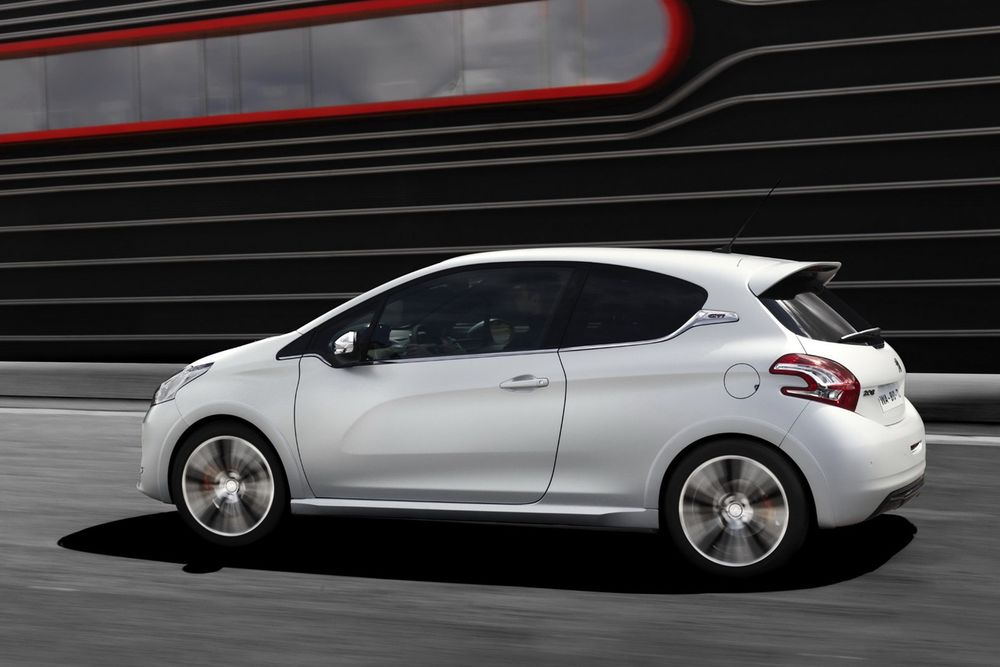 PEUGEOT 208