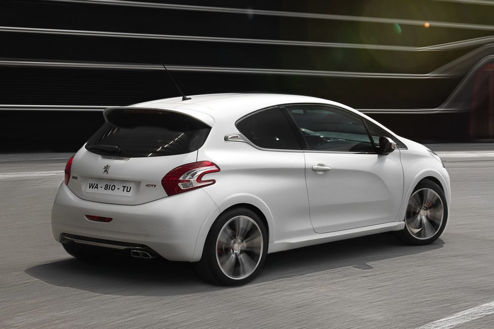 PEUGEOT 208