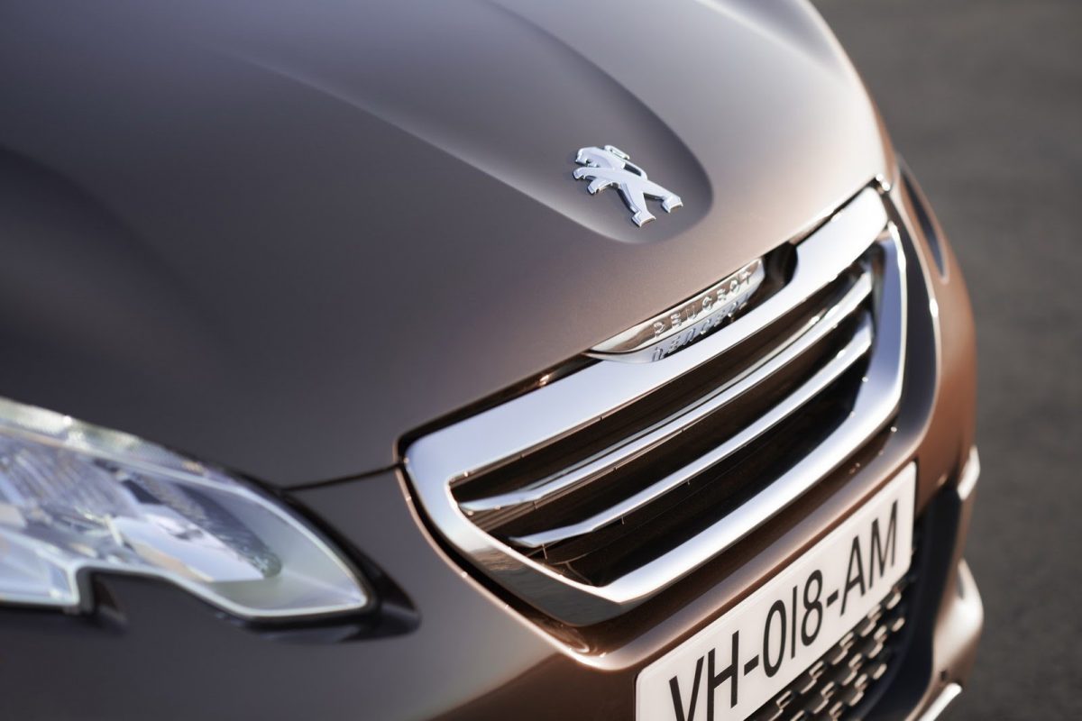 PEUGEOT 208