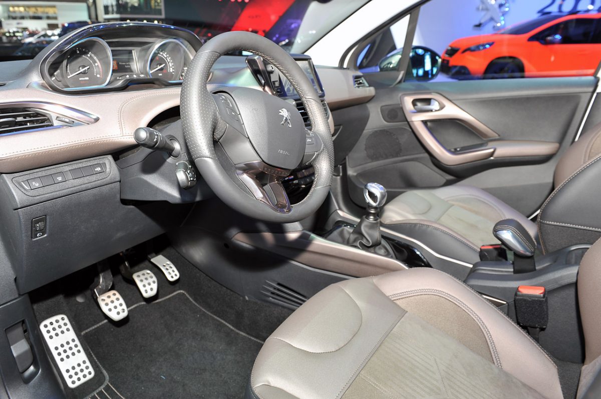 PEUGEOT 208