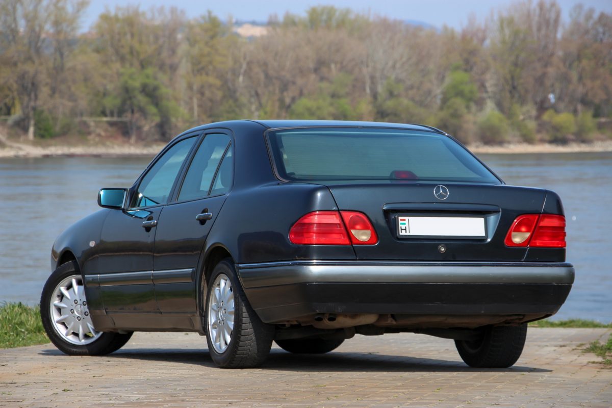 MERCEDES-BENZ E 220