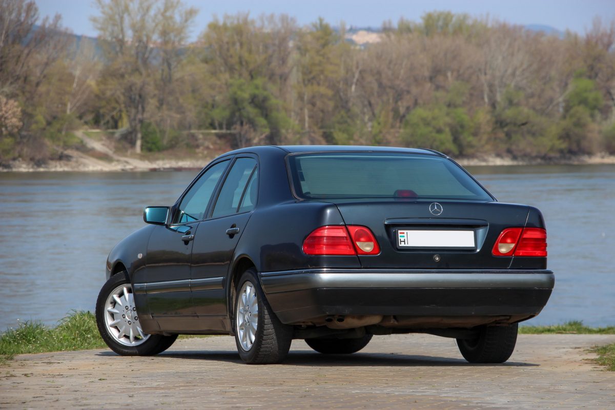 MERCEDES-BENZ E 220