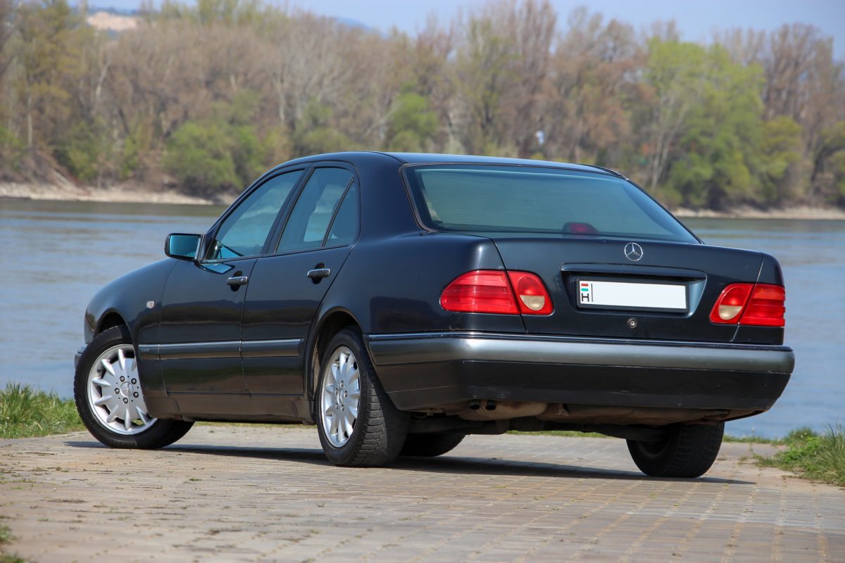 MERCEDES-BENZ E 220