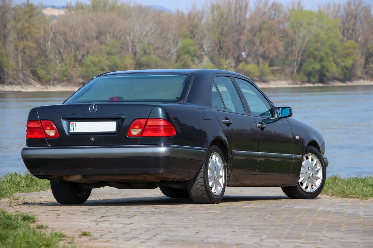 MERCEDES-BENZ E 220