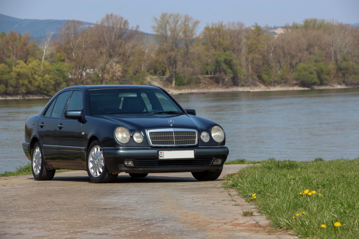 MERCEDES-BENZ E 220