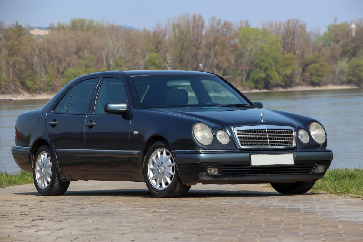 MERCEDES-BENZ E 220