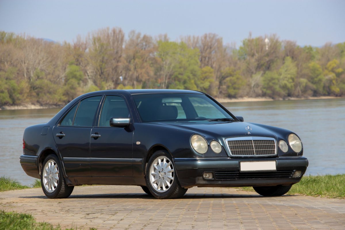 MERCEDES-BENZ E 220