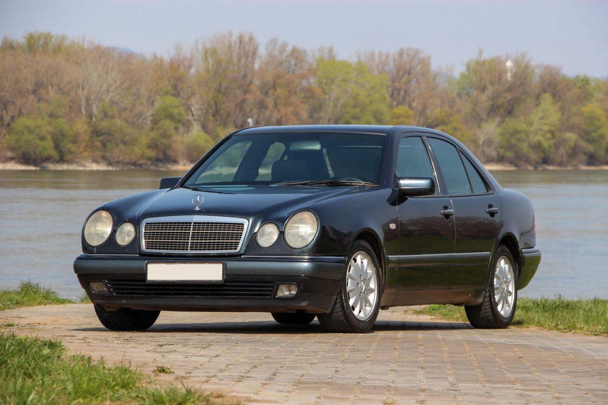 MERCEDES-BENZ E 220