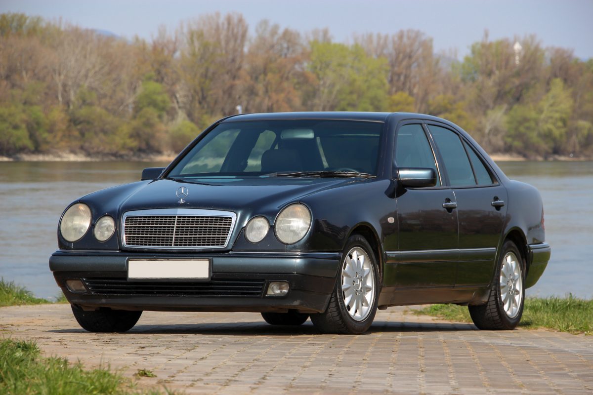 MERCEDES-BENZ E 220
