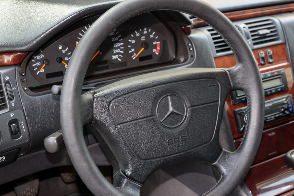 MERCEDES-BENZ E 220