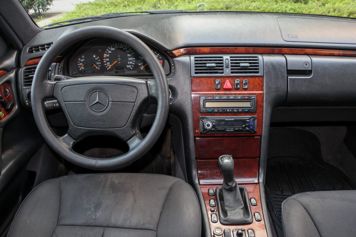 MERCEDES-BENZ E 220