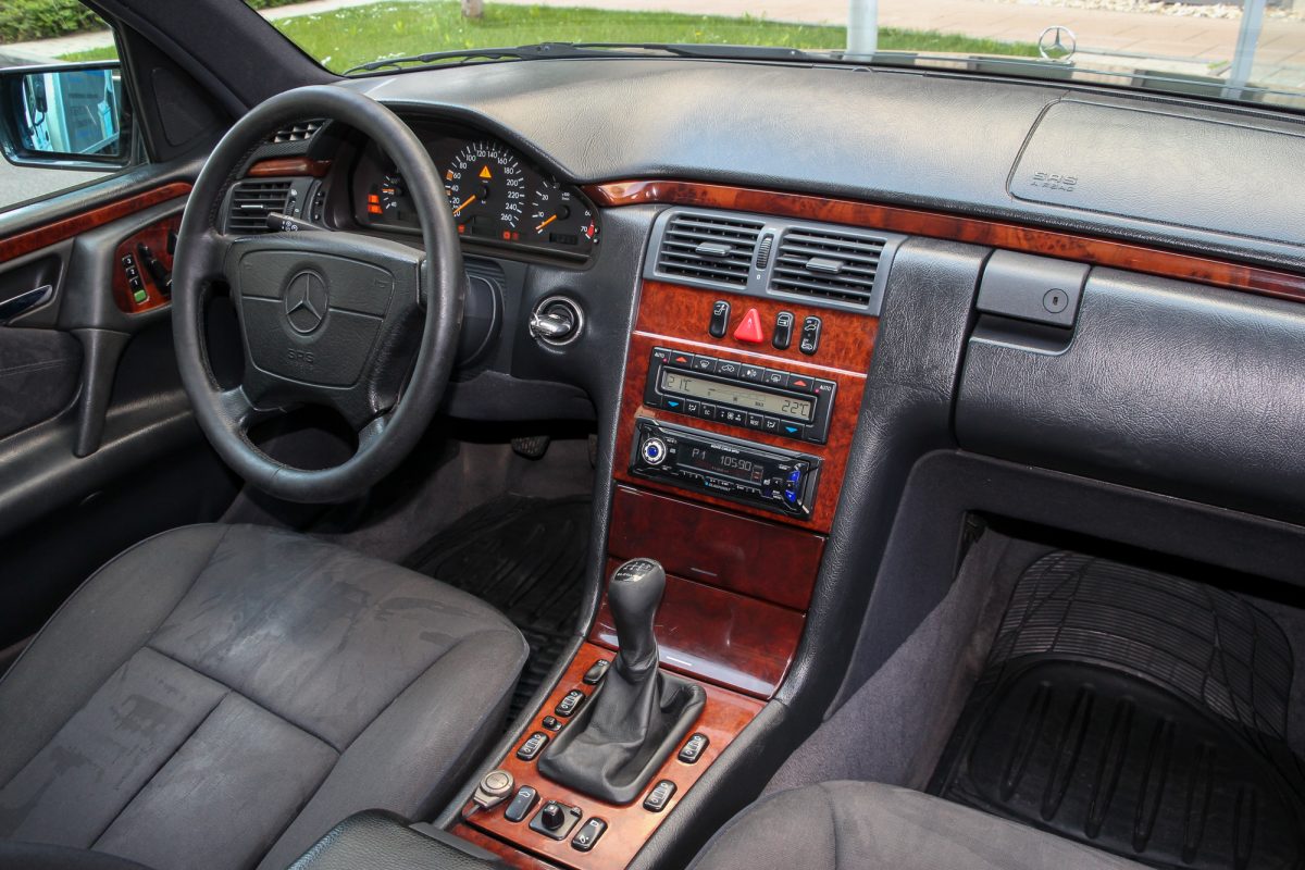 MERCEDES-BENZ E 220