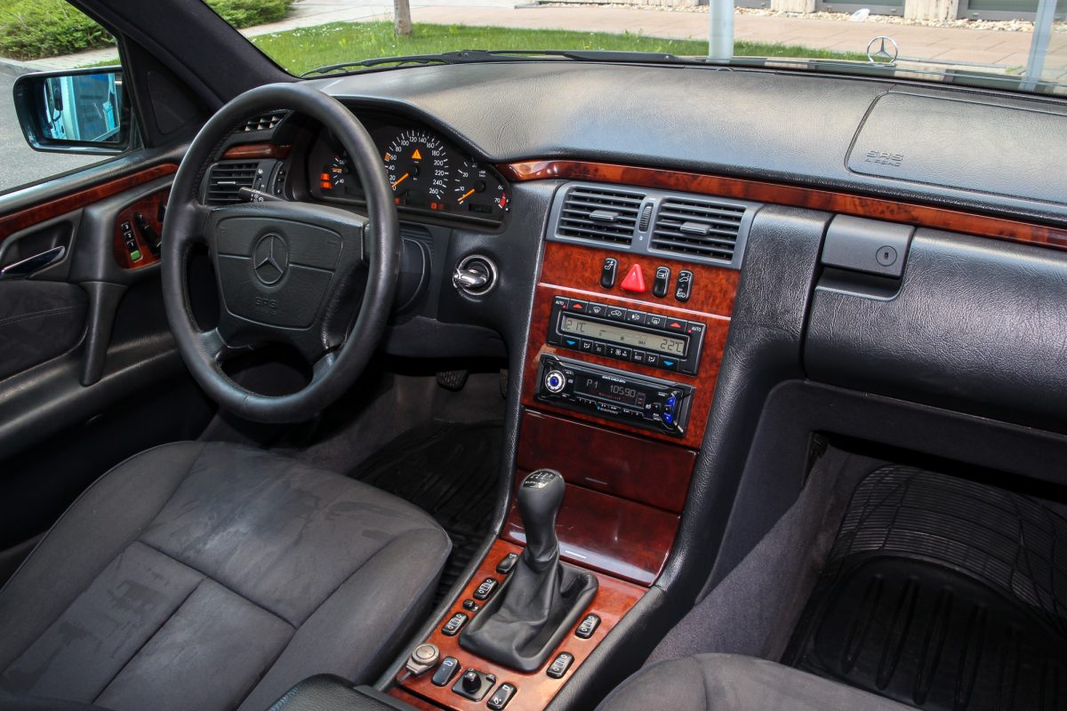 MERCEDES-BENZ E 220