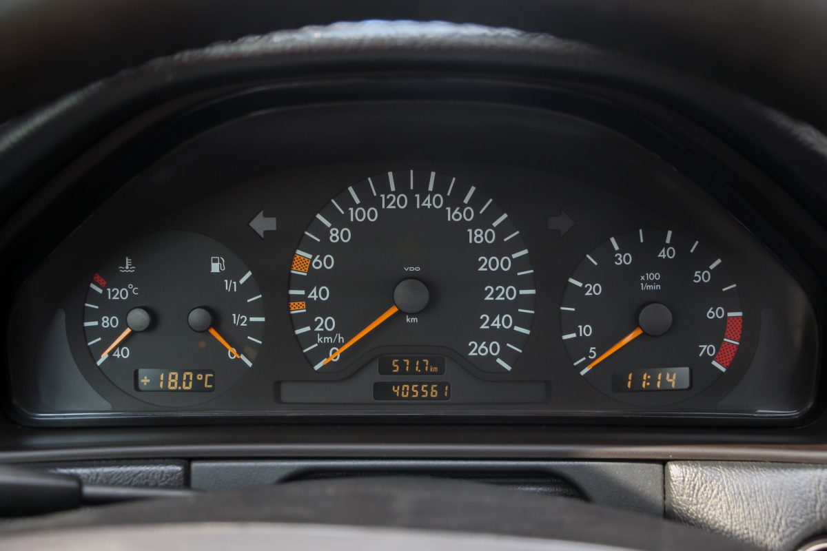 MERCEDES-BENZ E 220