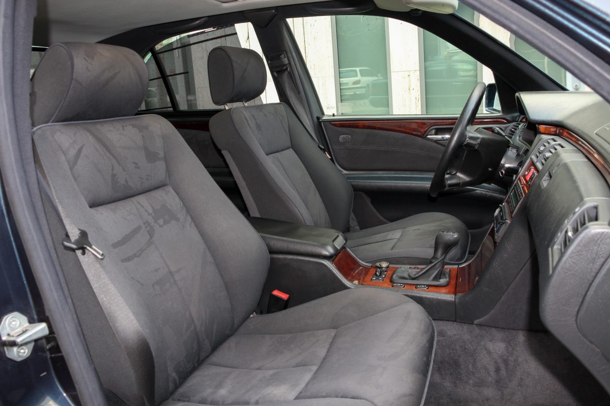 MERCEDES-BENZ E 220