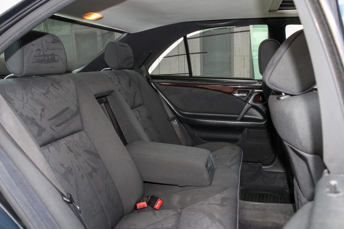 MERCEDES-BENZ E 220