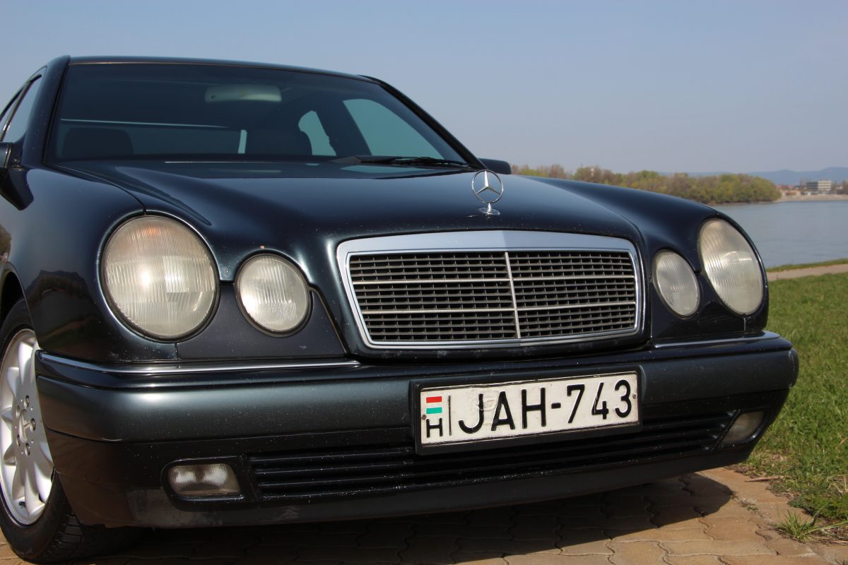 MERCEDES-BENZ E 220