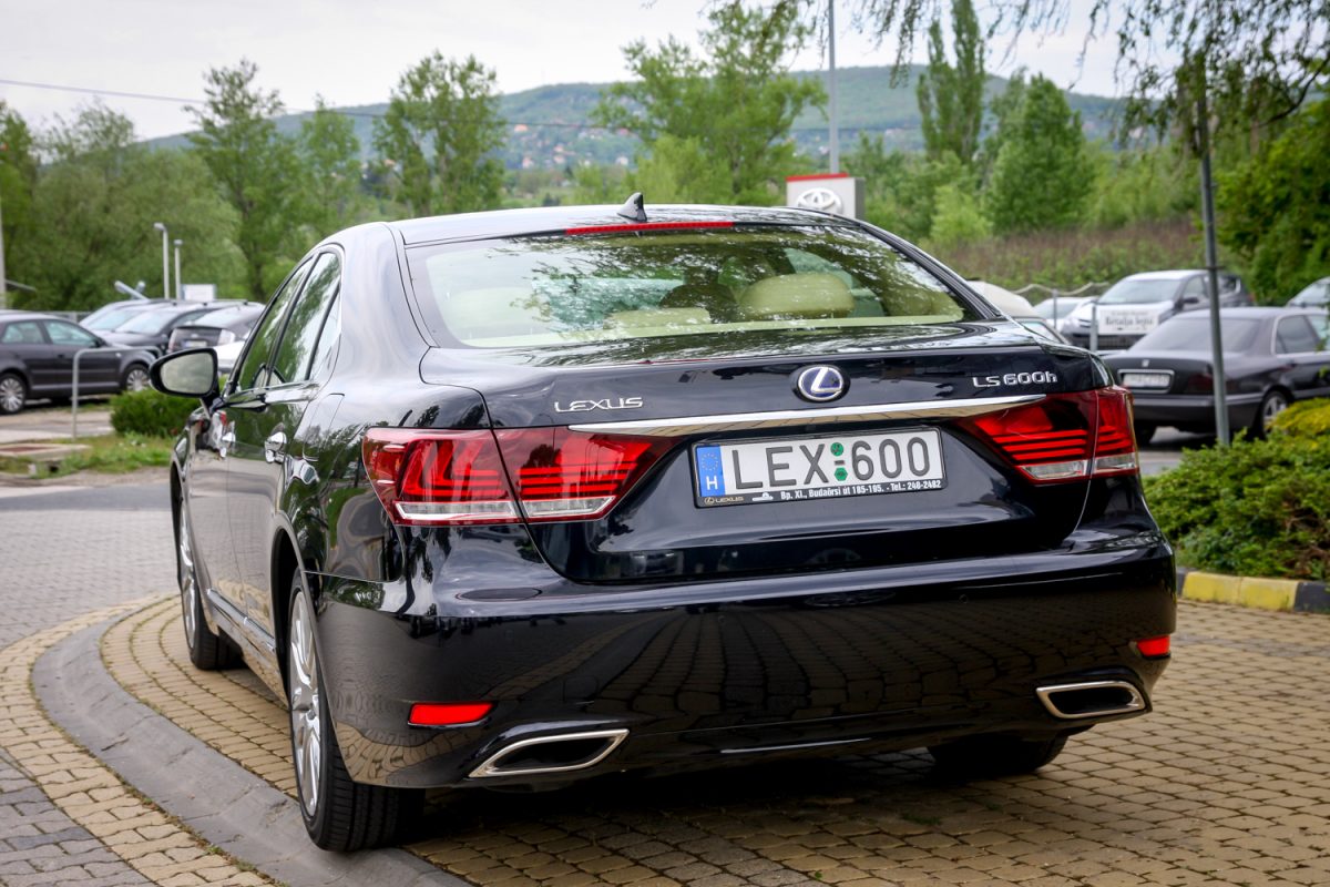 LEXUS