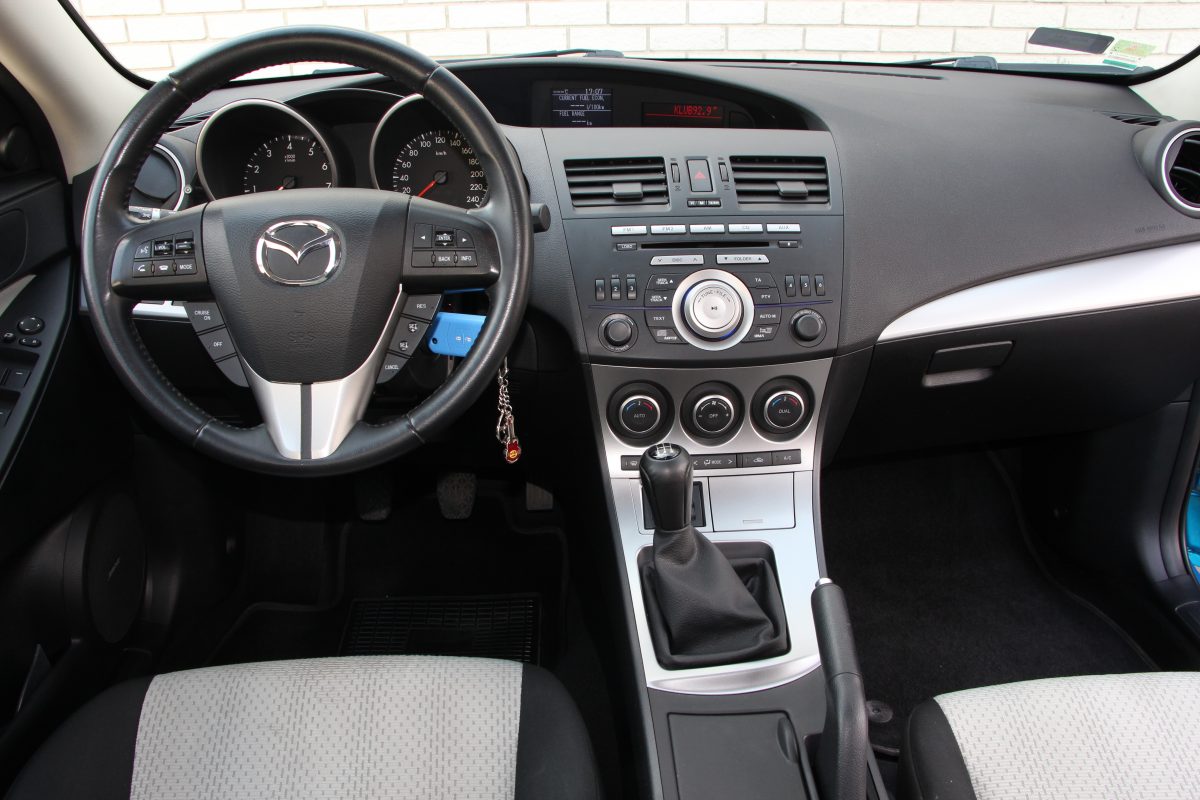 MAZDA 3