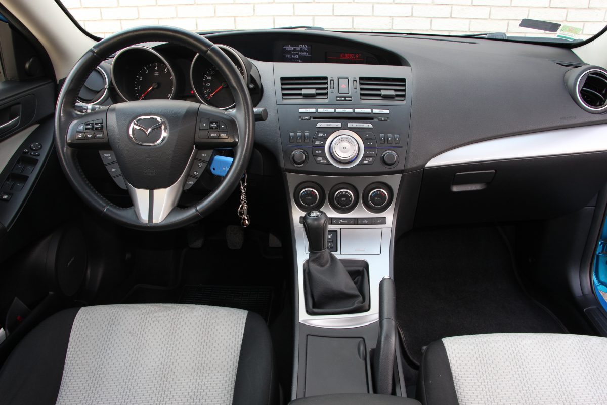 MAZDA 3