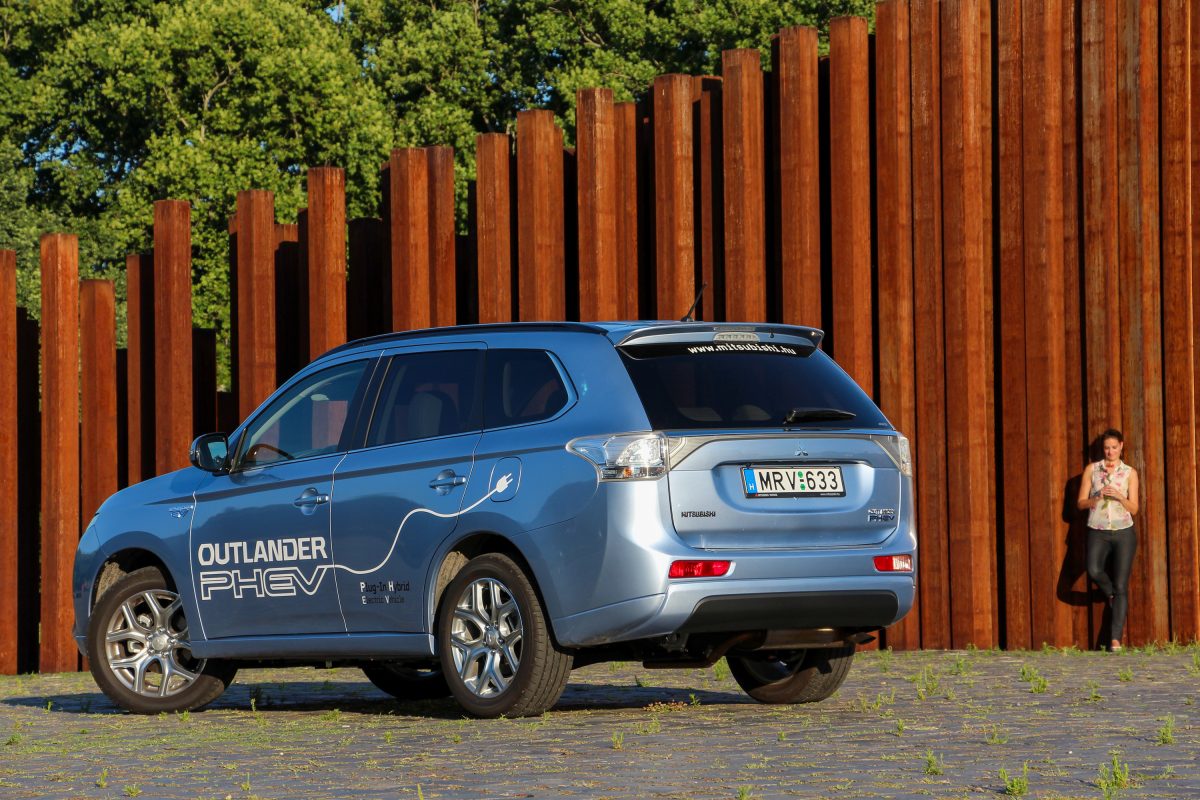 MITSUBISHI OUTLANDER