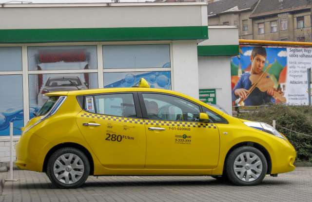 Már Budapesten is szolgálnak elektromos taxik