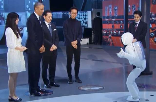 Videó: Obama elnök megfociztatta a Honda robotját