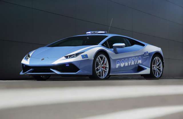 Lamborghiniből Lamborghinibe ülnek az olasz rendőrök