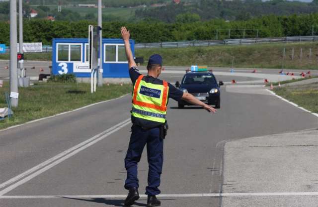 Rendőrök lepik el az utakat hétvégén