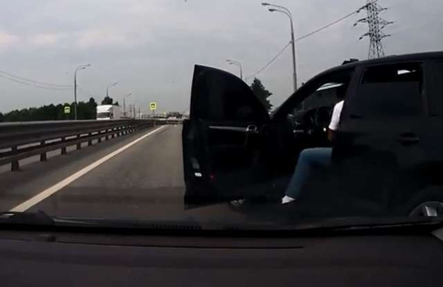Lassítasz? Előveszem a stukkert!