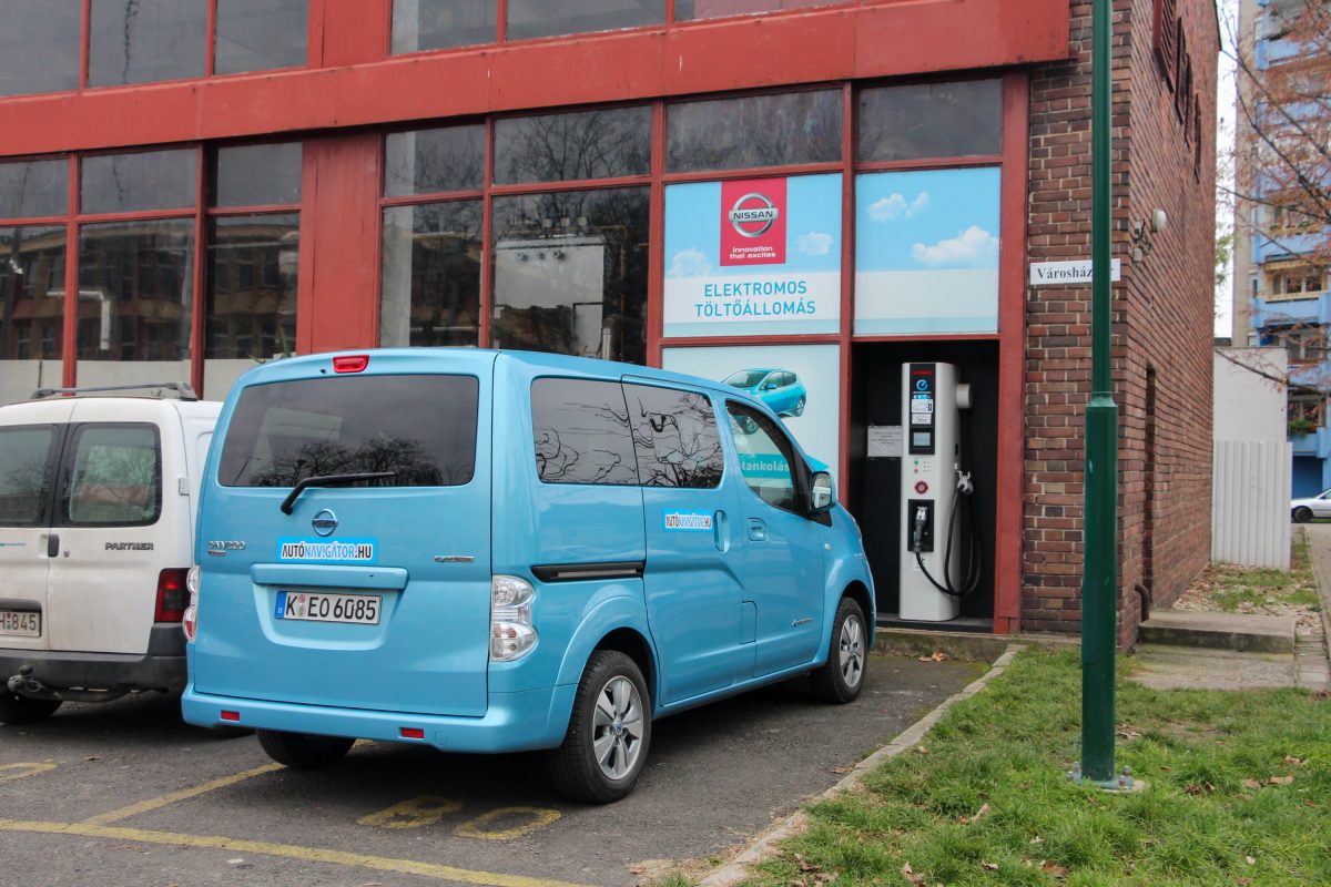 NISSAN NV200