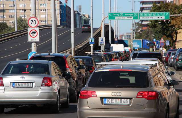 Évente 9 napot ülni a dugóban? Az azért sok
