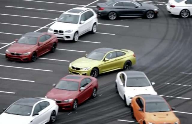 Így driftel a BMW M4 egy halom szintén M-es BMW között