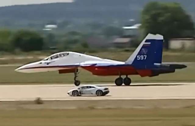 A Lambó vagy a ruszki vadászgép gyorsul jobban?