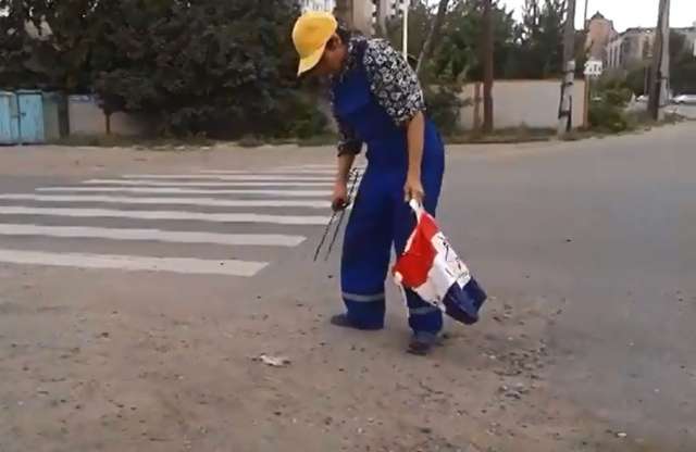 Borat büszke lenne a részegen szemetet szedő kukásra