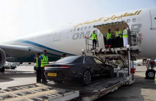 Fotózkodó sejkek buktatnák le az Aston Martin Lagondát?