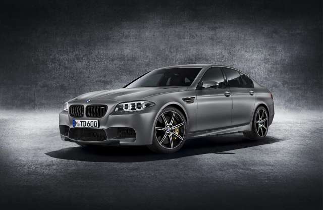 Így gyorsul a szülinapi BMW M5. Mármint 300-ra