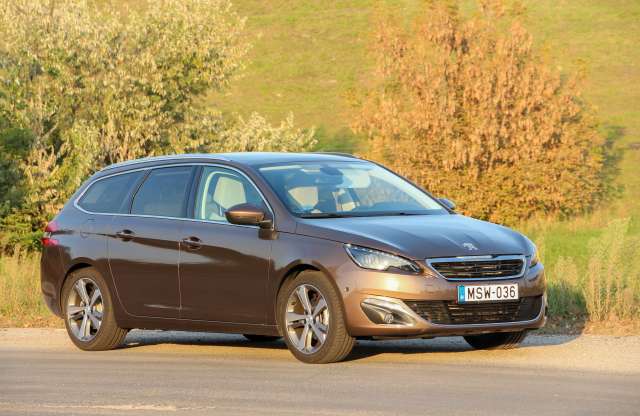Nem az, aminek látszik - Peugeot 308 SW 1.2 PureTech teszt