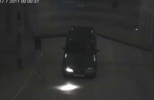 Hátraszaltó a parkolóházban - mindez videón