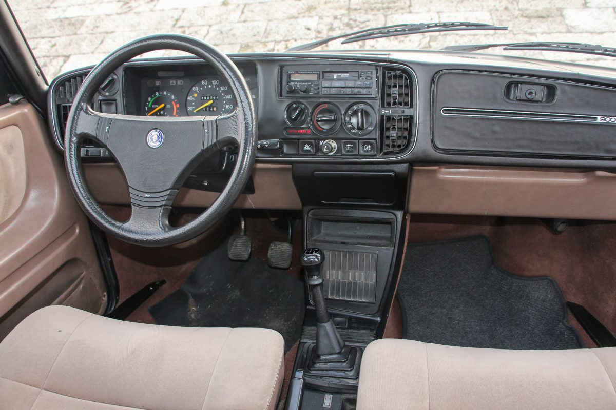 SAAB 900