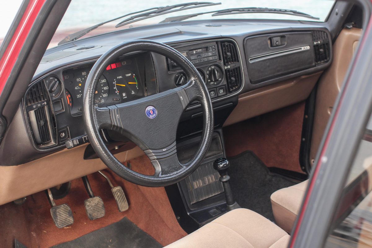 SAAB 900