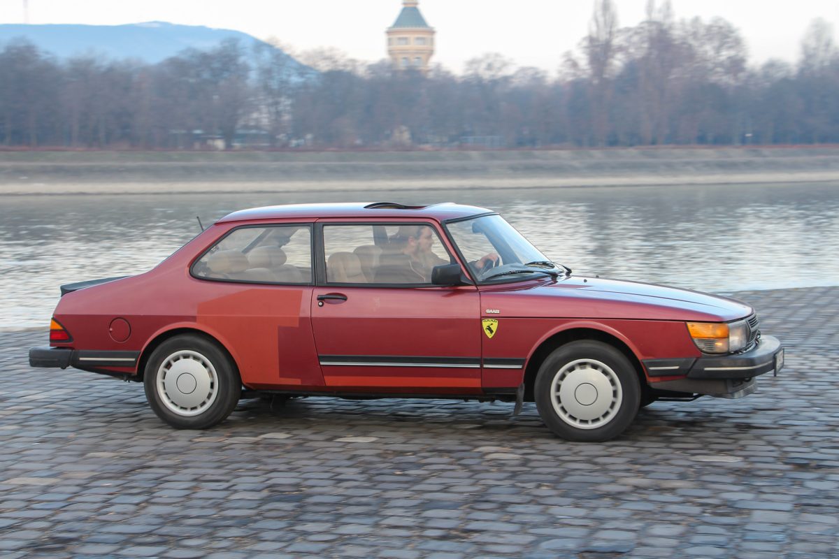SAAB 900