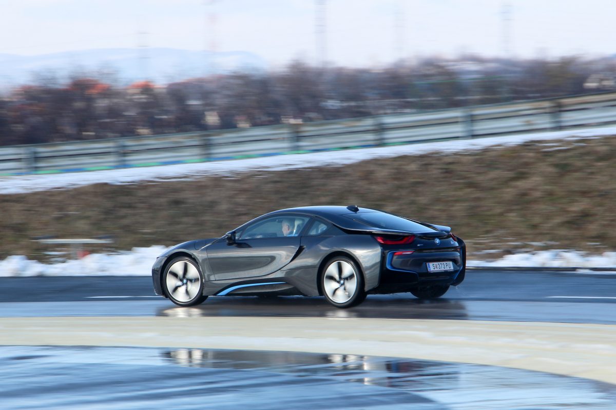 BMW I8