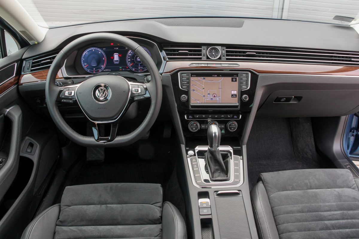 VOLKSWAGEN PASSAT